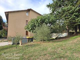 Appartamento in Vendita a Perugia, zona Colle Umberto, 130'000&euro;, 161 m², con Box
