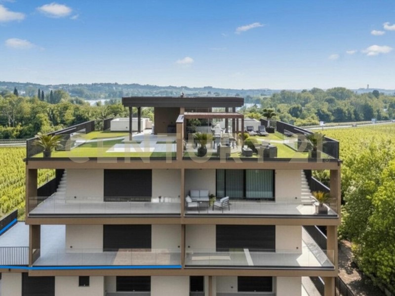 Appartamento in Vendita a Peschiera del Garda, 700'000&euro;, 129 m², con Box