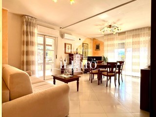 Appartamento in Vendita a Aulla, 195'000&euro;, 110 m², arredato, con Box