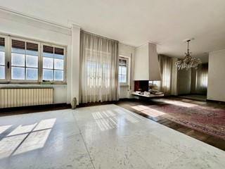 Appartamento in Vendita a Carrara, 270'000&euro;, 220 m², arredato