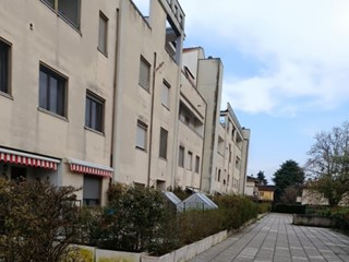 Appartamento in Vendita a Cassano d'Adda, zona Cascine San Pietro, 90'000&euro;, 98 m², con Box