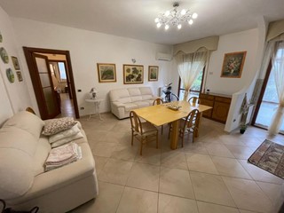Appartamento in Vendita a Massa, zona Ronchi, 278'000&euro;, 83 m², arredato