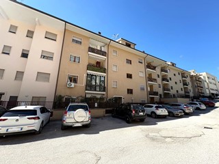 Bilocale in Vendita a L'Aquila, 98'000&euro;, 70 m², con Box
