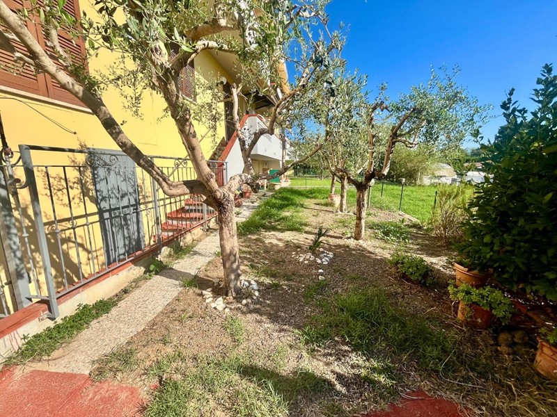 Trilocale in Vendita a Altopascio, zona Badia Pozzeveri, 150'000&euro;, 70 m², arredato, con Box