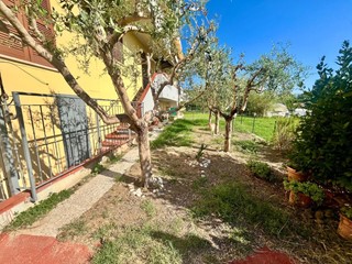 Trilocale in Vendita a Altopascio, zona Badia Pozzeveri, 150'000&euro;, 70 m², arredato, con Box