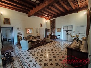 Appartamento in Vendita a Lucca, 800'000&euro;, 210 m², arredato