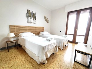Appartamento in Affitto a Massa, zona Ronchi, 1'050&euro;, 195 m², arredato