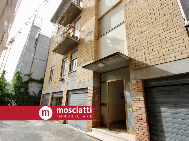 Appartamento in Vendita a Castelraimondo, 65'000&euro;, 93 m²