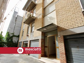 Appartamento in Vendita a Castelraimondo, 65'000&euro;, 93 m²