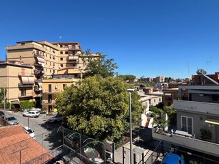 Bilocale in Vendita a Roma, 150'000&euro;, 75 m²