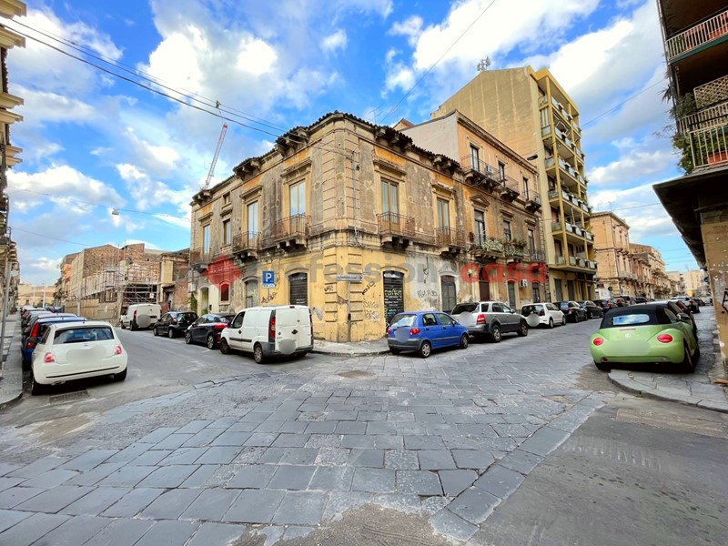 Appartamento in Vendita a Catania, 150'000&euro;, 180 m²