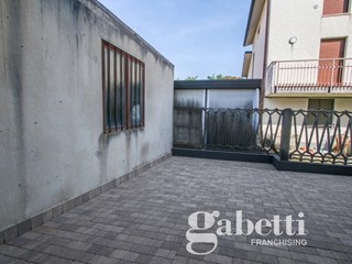 Villa bifamiliare in Vendita a Gallarate, 218'000&euro;, 205 m², con Box