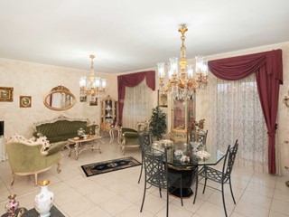 Trilocale in Vendita a Catania, 200'000&euro;, 137 m², con Box