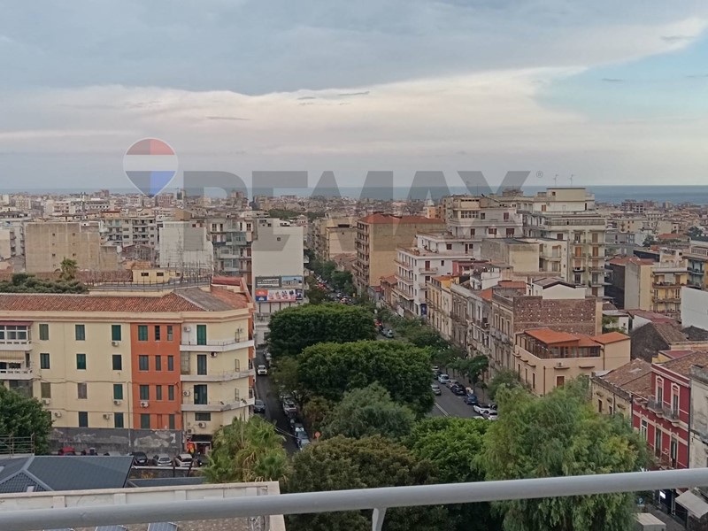 Appartamento in Affitto a Catania, 1'200&euro;, 177 m²