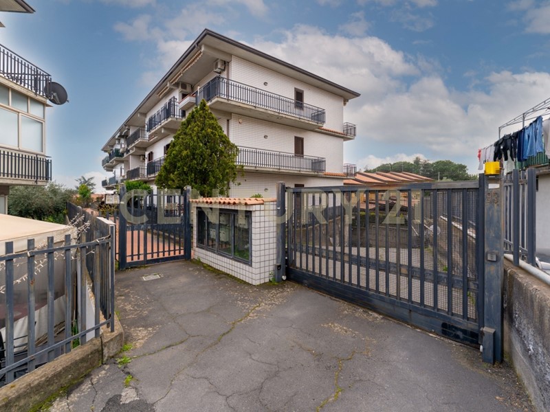 Quadrilocale in Vendita a Pedara, 115'000&euro;, 108 m², con Box