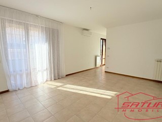 Quadrilocale in Vendita a Lucca, zona Sant'Anna, 275'000&euro;, 80 m², arredato
