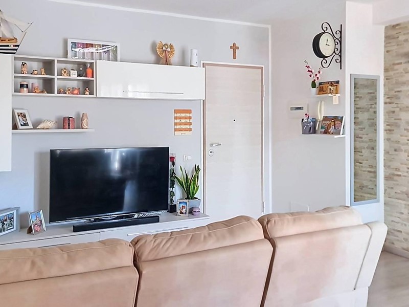 Trilocale in Vendita a Lainate, 210'000&euro;, 80 m², arredato