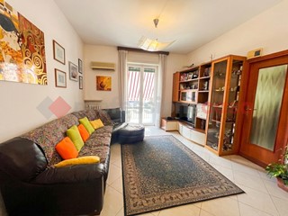 Quadrilocale in Vendita a Verona, 219'000&euro;, 100 m², con Box