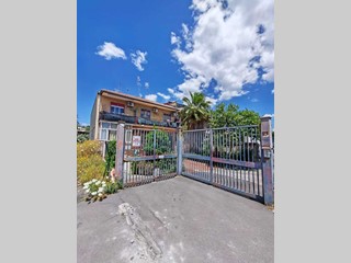Trilocale in Vendita a Misterbianco, zona POGGIO DEL LUPO, 96'000&euro;, 101 m², con Box