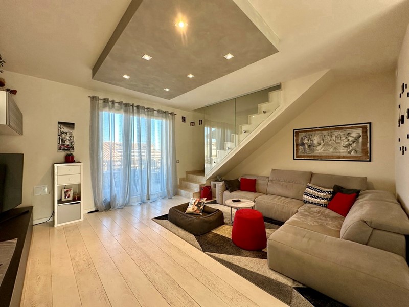 Trilocale in Affitto a Peschiera del Garda, 1'500&euro;, 100 m², arredato, con Box