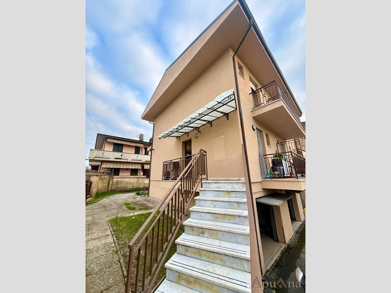 Trilocale in Vendita a Massa, zona Ricortola, 230'000&euro;, 70 m², con Box
