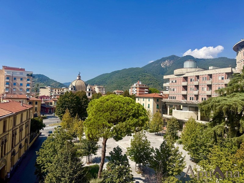 Appartamento in Vendita a Massa, 250'000&euro;, 150 m², con Box