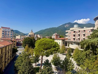 Appartamento in Vendita a Massa, 250'000&euro;, 150 m², con Box