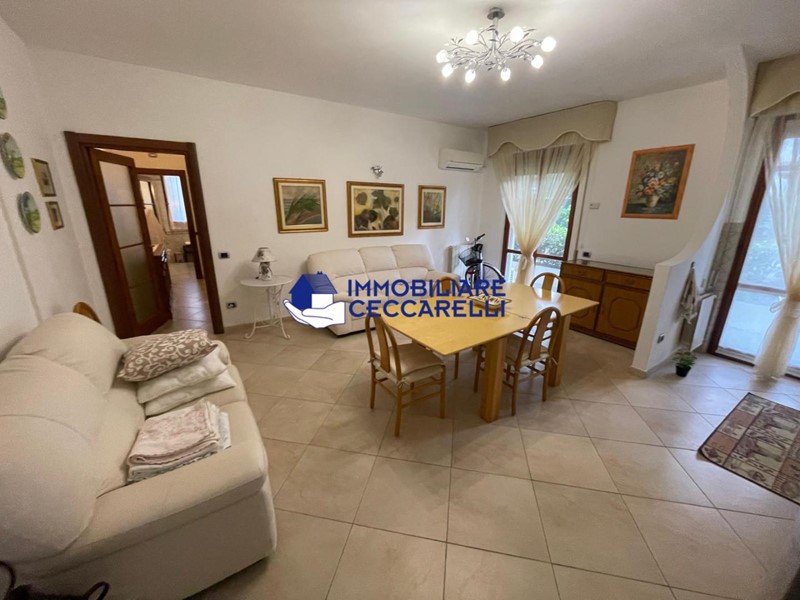 Appartamento in Vendita a Massa, zona Ronchi, 278'000&euro;, 83 m², arredato