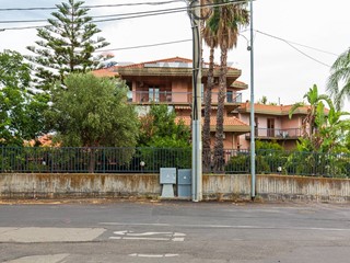 Attico in Vendita a Aci Catena, 535'000&euro;, 270 m², con Box