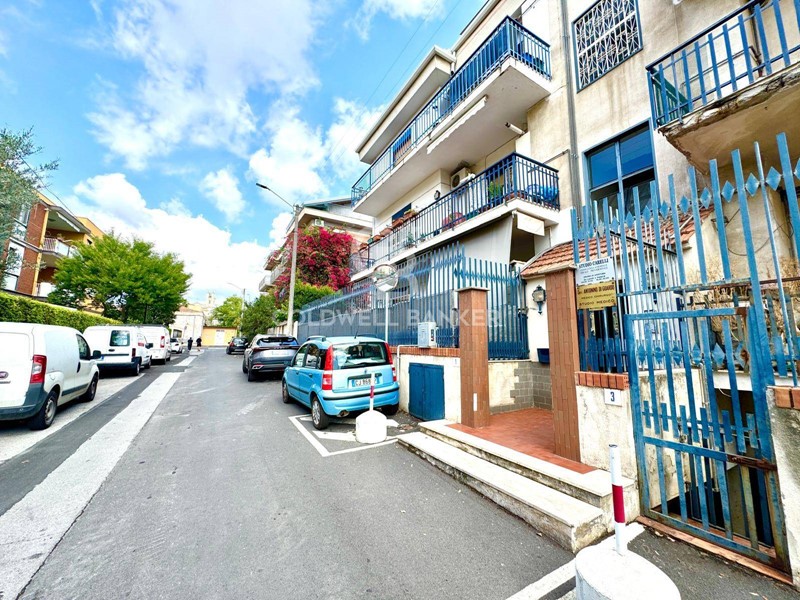 Appartamento in Vendita a Sant'Agata li Battiati, 128'000&euro;, 198 m²