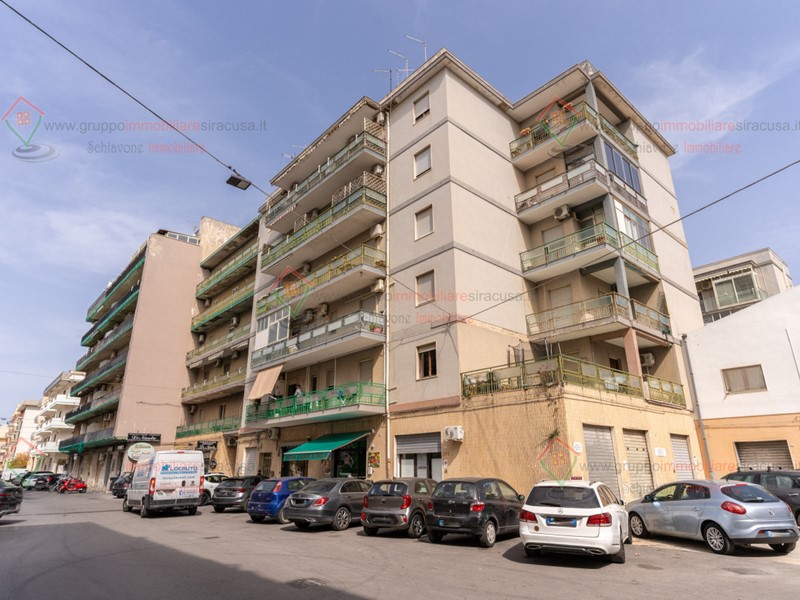 Appartamento in Vendita a Siracusa, zona Tisia Tica Zecchino, 128'000&euro;, 154 m²