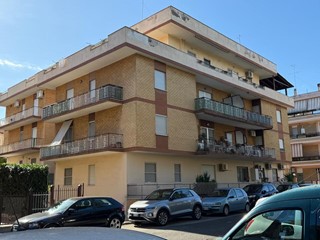 Appartamento in Vendita a Aprilia, 215'000&euro;, 111 m², con Box