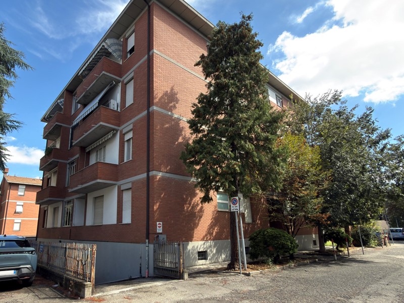 Quadrilocale in Vendita a Reggio Emilia, zona Ospizio, 129'000&euro;, 94 m², con Box