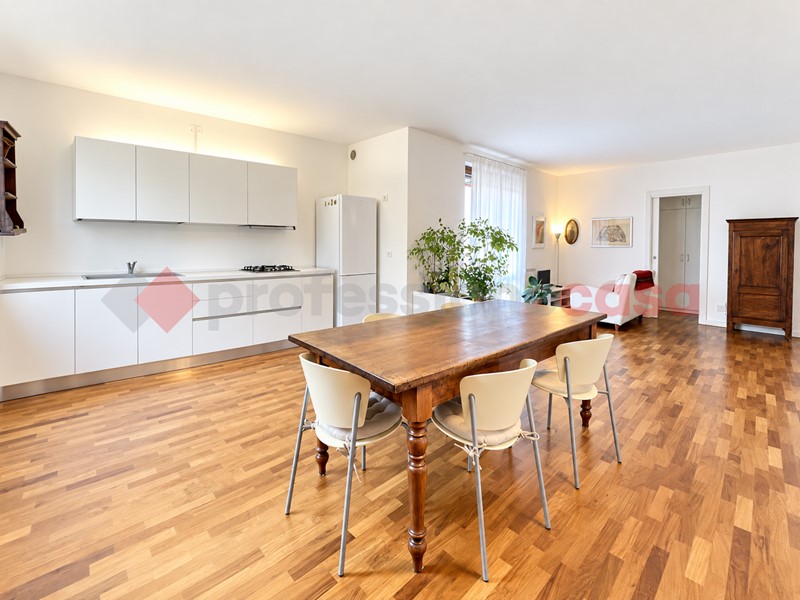 Trilocale in Vendita a Verona, 275'000&euro;, 90 m², con Box