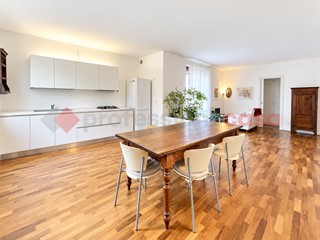 Trilocale in Vendita a Verona, 275'000&euro;, 90 m², con Box