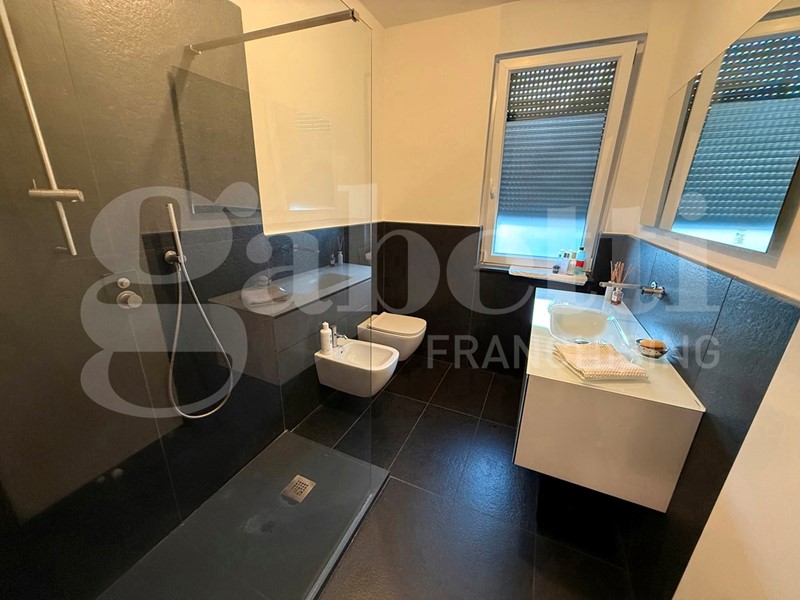 Appartamento in Vendita a Brescia, 227 m², arredato, con Box