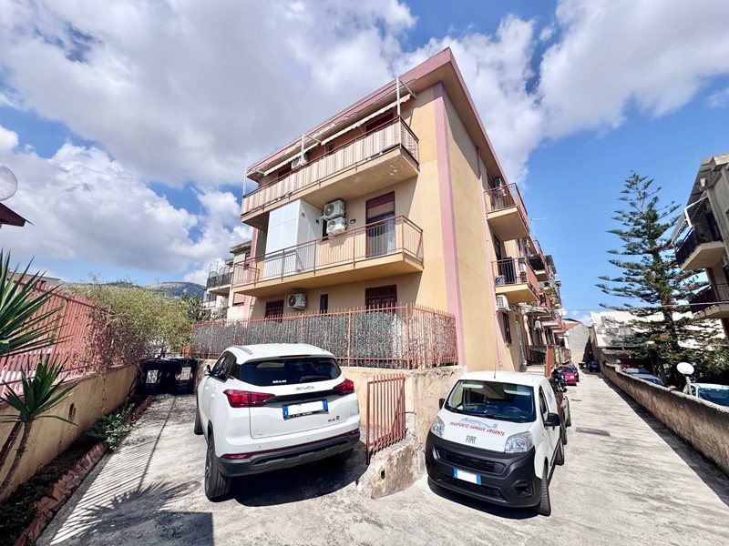 Trilocale in Vendita a Palermo, 135'000&euro;, 93 m²