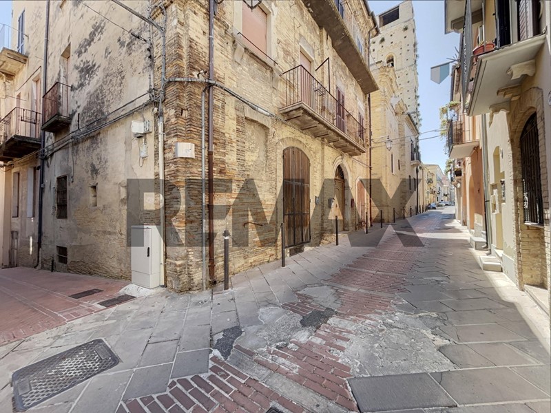 Appartamento in Vendita a Lanciano, 79'000&euro;, 285 m², con Box