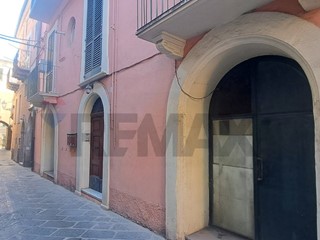 Appartamento in Vendita a Lanciano, 65'000&euro;, 218 m²