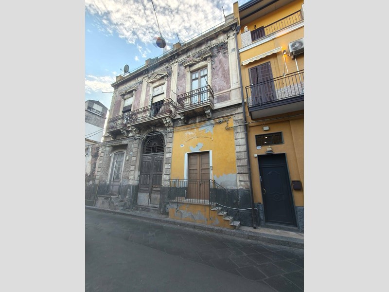 Appartamento in Vendita a Catania, 70'000&euro;, 87 m²