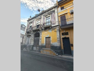 Appartamento in Vendita a Catania, 70'000&euro;, 87 m²