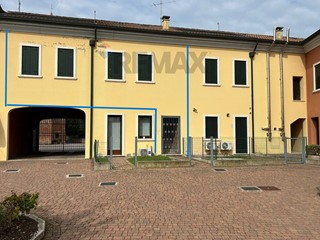 Appartamento in Vendita a Villa Bartolomea, 95'000&euro;, 169 m²