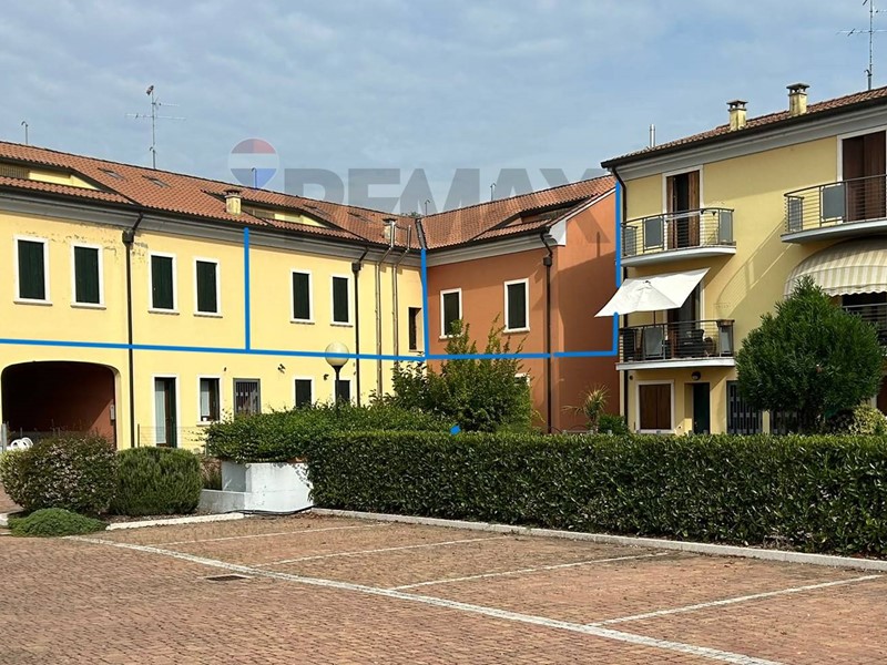 Appartamento in Vendita a Villa Bartolomea, 93'000&euro;, 144 m²