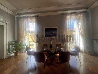 Appartamento in Affitto a Napoli, zona Chiaia, 2'600&euro;, 170 m²