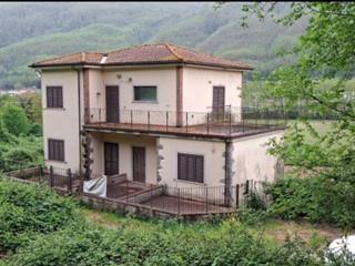 Appartamento in Vendita a Bagni di Lucca, zona Fornoli, 114'433&euro;, 219 m²