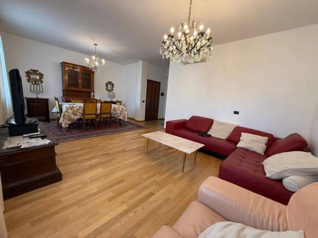 Trilocale in Affitto a Modena, 2'200&euro;, 120 m²