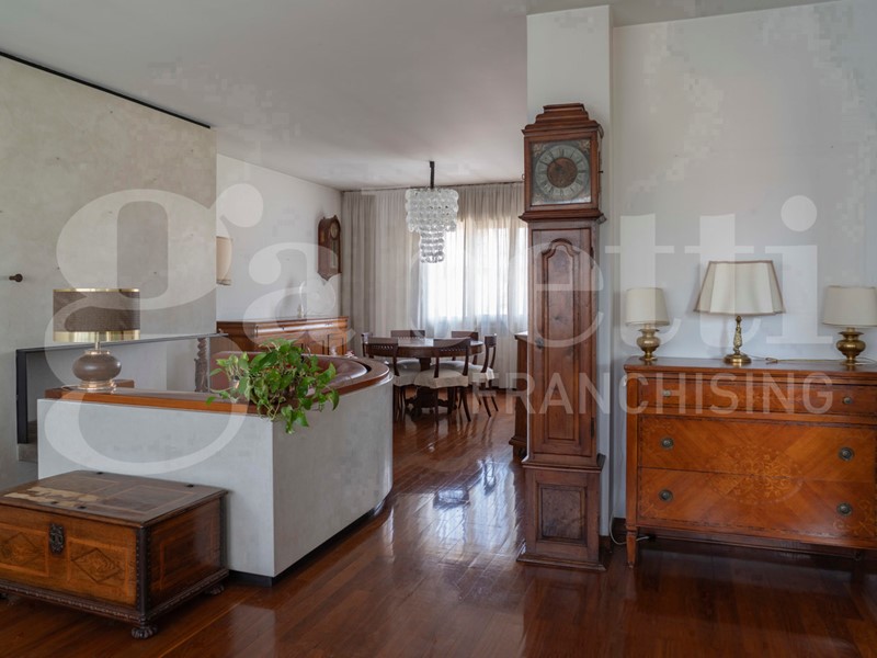 Appartamento in Vendita a Venezia, 560'000&euro;, 244 m², con Box