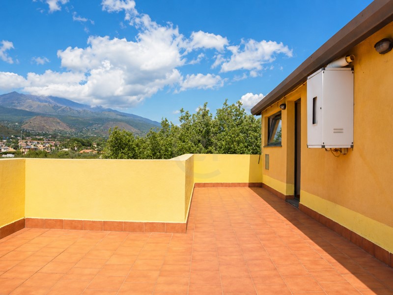 Attico in Vendita a Aci Sant'Antonio, zona Lavina, 110'000&euro;, 80 m²