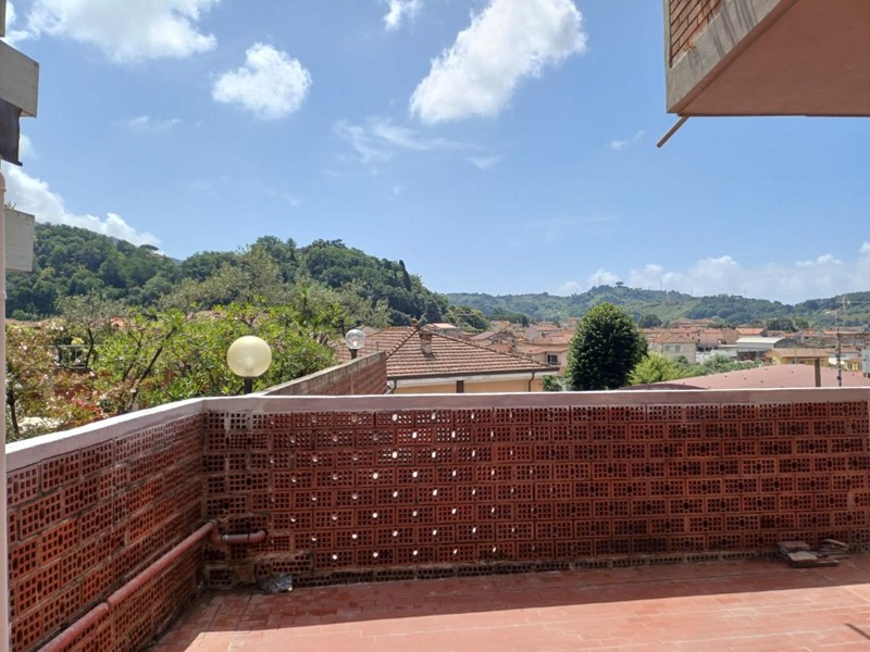 Quadrilocale in Vendita a Carrara, zona Fossola, 185'000&euro;, 90 m²