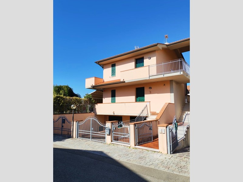 Trilocale in Vendita a Casciana Terme Lari, zona Perignano, 179'000&euro;, 78 m², con Box